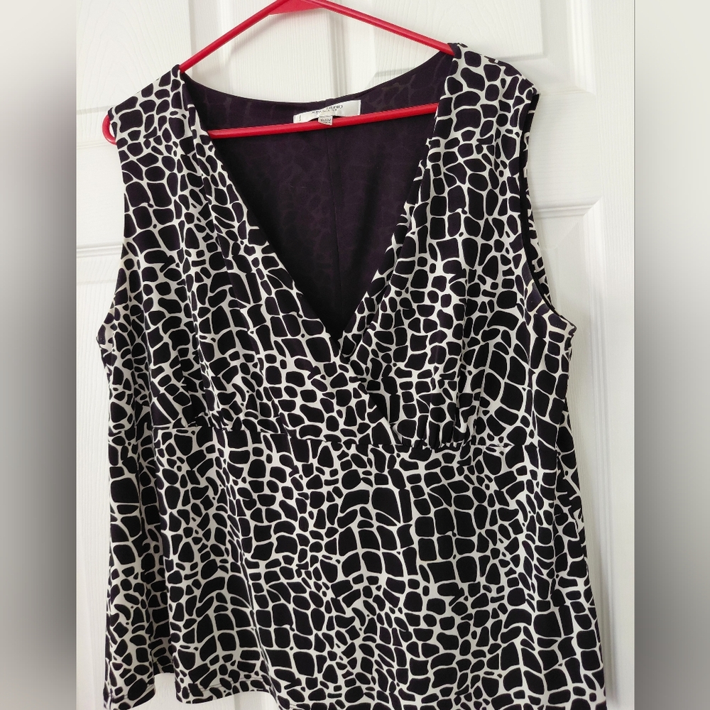 Jones Studio Black and White Patterned Sleeveless Blouse